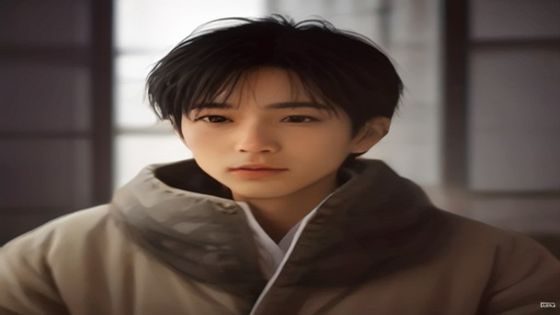 一级免费网站免费资源使用教程直播封面，主讲人在明亮演播室内演示免费工具使用方法，屏幕投影清晰可见