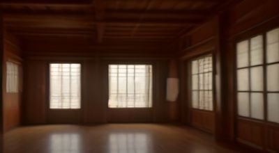 程序员在黑暗办公室中使用免费开发工具编写代码，双屏显示器展示代码编辑器界面